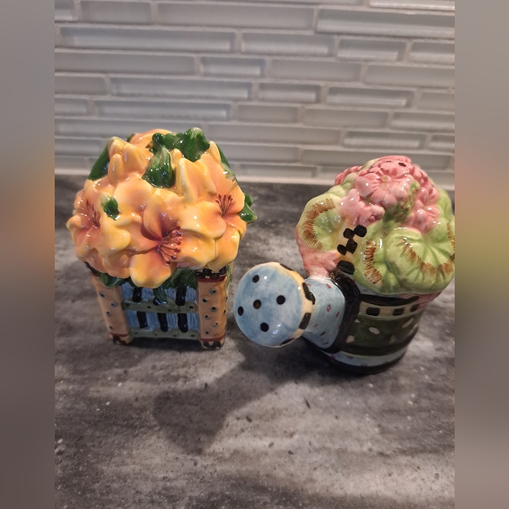 Vtg Sakura Salt & Pepper Shakers. Watering Can & Flower Pot